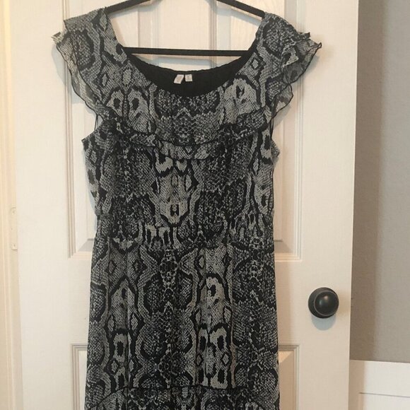 Madison Dresses & Skirts - Madison black and cream elastic cinched waist full length hi-low maxi dress 1X
